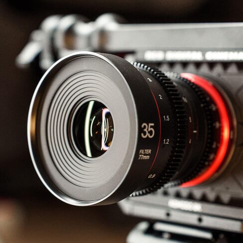 مايك عدسة سينمائية صغيرة بفتحة كبيرة T2.2 50 ملم بتركيز يدوي منخفض التشويه APS-C S35 6K متوافقة مع كاميرات كانون ار اف ار 7 ار 10 in Saudi Arabia