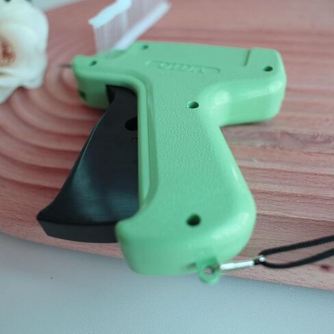 مسدس علامات للملابس، مسدس بطاقة السعر مع 5 إبر و1000 مشبك تثبيت، مسدس علامة للملابس (أخضر فاتح) in Kuwait