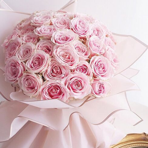 40 قطعة من ورق تغليف الزهور، ورق تغليف باقة شفاف مقاوم للماء، ورق زهور سميك بحافة ذهبية مع أشرطة لمستلزمات باقة الزهور وهدايا الزفاف وأعياد الميلاد (وردي) in Kuwait