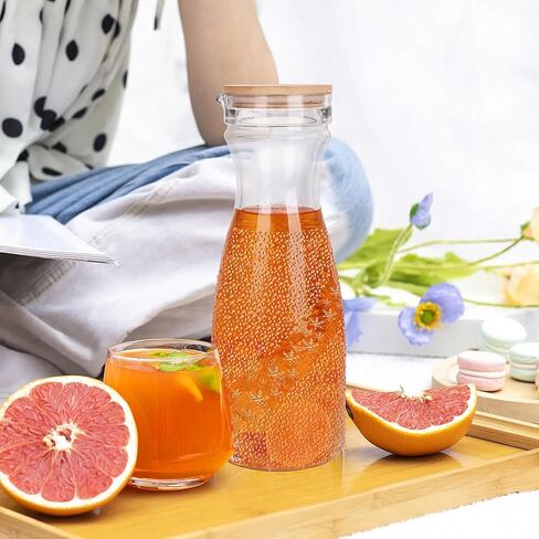 مجموعة من 2 إبريق زجاجي مع غطاءين، مجموعة إبريق مشروبات سعة 40 أونصة لبار الميموزا، إبريق ماء سعة 1 لتر، إبريق عصير للغداء والماء البارد والحليب والشاي المثلج وعصير الليمون - علامتان سبورة خشبية in Kuwait