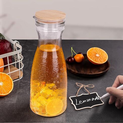 مجموعة من 2 إبريق زجاجي مع غطاءين، مجموعة إبريق مشروبات سعة 40 أونصة لبار الميموزا، إبريق ماء سعة 1 لتر، إبريق عصير للغداء والماء البارد والحليب والشاي المثلج وعصير الليمون - علامتان سبورة خشبية in Kuwait