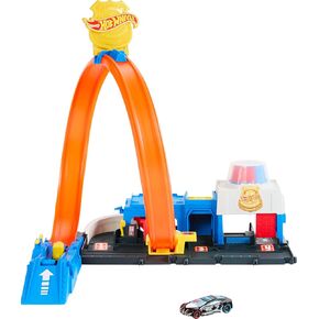 Hot Wheels Toy Car Track Set, Super Police Station Playset with 1:64 Scale Die-Cast Vehicle, Adjustable Loop for Multiple Ways to Race & Stunt