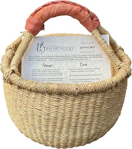 مشروع خشب القلب الأفريقي - سلة أفريقية طبيعية مستديرة صغيرة فاخرة بمقبض جلدي - سلة سوق بولجا كلاسيكية من خشب القلب من النساء في بولجاتانجا، غانا - مستديرة 25.4 سم (معبأة بشكل مسطح) in Kuwait