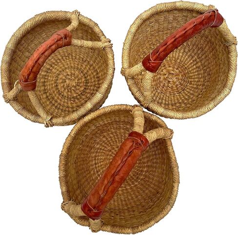 مشروع خشب القلب الأفريقي - سلة أفريقية طبيعية مستديرة صغيرة فاخرة بمقبض جلدي - سلة سوق بولجا كلاسيكية من خشب القلب من النساء في بولجاتانجا، غانا - مستديرة 25.4 سم (معبأة بشكل مسطح) in Kuwait