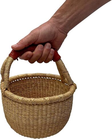 مشروع خشب القلب الأفريقي - سلة أفريقية طبيعية مستديرة صغيرة فاخرة بمقبض جلدي - سلة سوق بولجا كلاسيكية من خشب القلب من النساء في بولجاتانجا، غانا - مستديرة 25.4 سم (معبأة بشكل مسطح) in Kuwait
