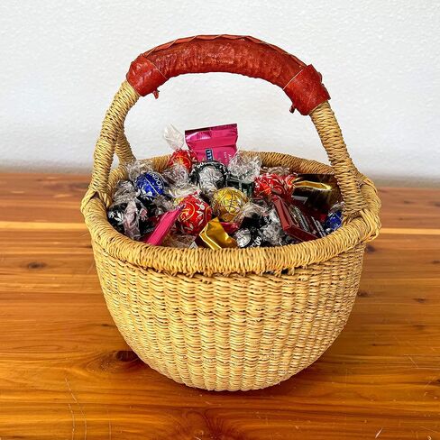 مشروع خشب القلب الأفريقي - سلة أفريقية طبيعية مستديرة صغيرة فاخرة بمقبض جلدي - سلة سوق بولجا كلاسيكية من خشب القلب من النساء في بولجاتانجا، غانا - مستديرة 25.4 سم (معبأة بشكل مسطح) in Kuwait