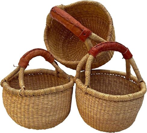 مشروع خشب القلب الأفريقي - سلة أفريقية طبيعية مستديرة صغيرة فاخرة بمقبض جلدي - سلة سوق بولجا كلاسيكية من خشب القلب من النساء في بولجاتانجا، غانا - مستديرة 25.4 سم (معبأة بشكل مسطح) in Kuwait