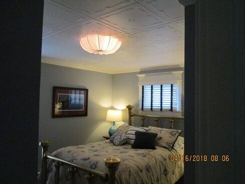 بلاط سقف لاصق من A La Maison Ceilings R05 Spring Buds Foam (21.6 قدم مربع/العلبة)، عبوة من 8 قطع، أبيض سادة in Kuwait