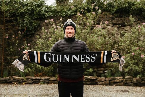 البضائع الرسمية لموسوعة غينيس وشاح أكريليك شتوي ذو وجهين باللون الأسود والذهبي والأبيض الرياضي in Kuwait