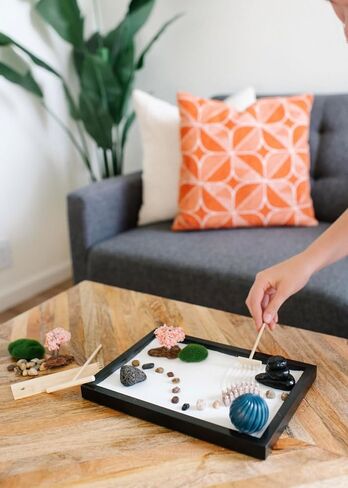 ديكور Zen Garden الياباني - حديقة سطح مكتب صغيرة فريدة من نوعها مع رمل، 3 أدوات من الخيزران، 9 ملحقات - ديكور غرفة للمكتب، المنزل، التأمل in Kuwait