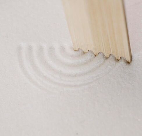 ديكور Zen Garden الياباني - حديقة سطح مكتب صغيرة فريدة من نوعها مع رمل، 3 أدوات من الخيزران، 9 ملحقات - ديكور غرفة للمكتب، المنزل، التأمل in Kuwait