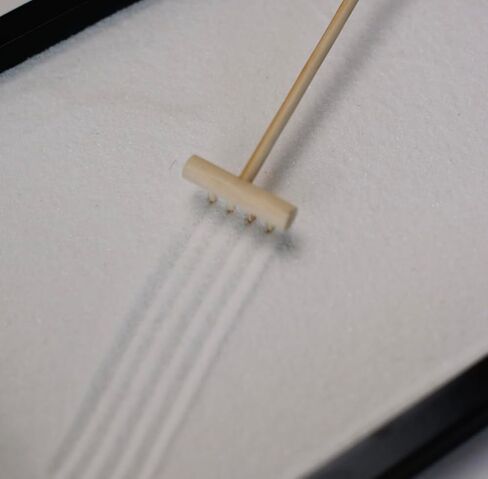 ديكور Zen Garden الياباني - حديقة سطح مكتب صغيرة فريدة من نوعها مع رمل، 3 أدوات من الخيزران، 9 ملحقات - ديكور غرفة للمكتب، المنزل، التأمل in Kuwait