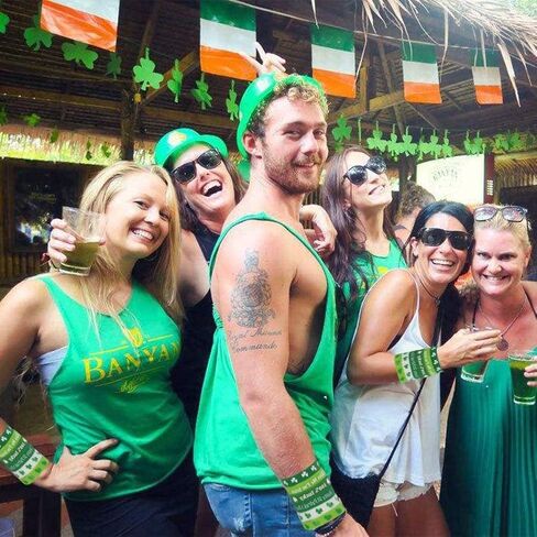 أساور ACEDRE لعيد القديس باتريك، سوار معصم أيرلندي، سوار مطاطي أخضر شامروك، هدايا الحفلات لإكسسوارات عيد القديس باتريك للنساء والرجال (B-Green 6PCS) in Kuwait