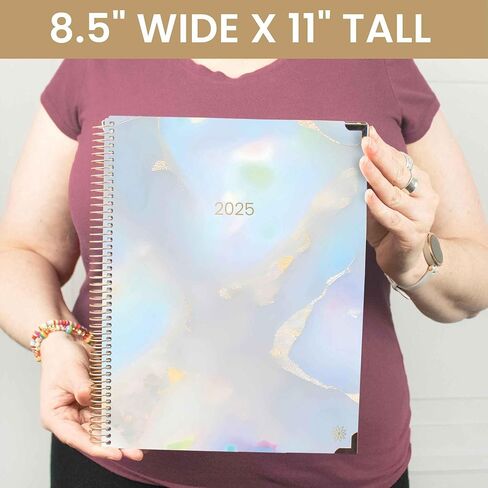 مخطط يومي من بلوم غلاف فني 2025 (8.5 بوصة × 11 بوصة) مخطط يوم تقويمي (يناير 2025 - ديسمبر 2025) - منظم الأهداف الجمالية - كتاب جدول أعمال ملهم شهري وأسبوعي - أوبال قزحي الألوان in Kuwait
