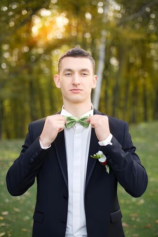 Bow Ties for Men Solid Color Pre-Tied Bow Tie and Pocket Square Cufflinks Set in Saudi Arabia
