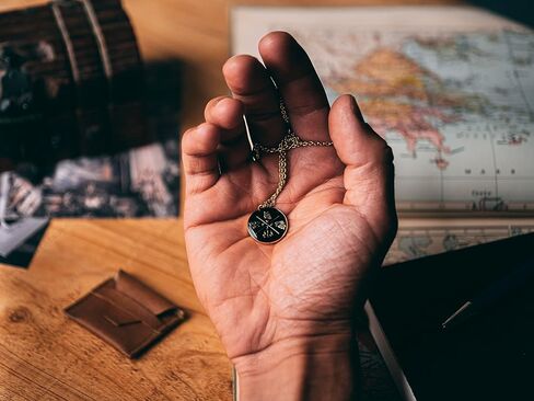 STOIC STORE UK قلادة فضائل الكاردينال الرواقية - قلادة من جانب واحد مطلية بالمينا باللونين الأسود والذهبي - أربع فضائل من التصميم البسيط - مجوهرات رواقية ملهمة - هدية فريدة in Kuwait