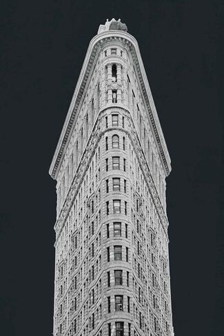 مبنى فلاتيرون على الأسود من تصميم Wild Apple Portfolio، طباعة فنية مغلفة، مقاس 19 × 28 بوصة in Kuwait