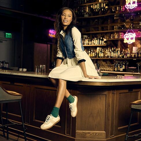 جوارب GOLDTOE للسيدات لامعة بطول متوسط ​​الطول، 3 أزواج، كريمي متنوع، مقاس الحذاء: 6-9 in Kuwait