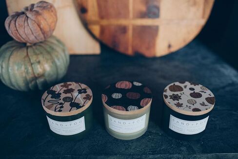 شمعة معطرة بالرمال والضباب - خشب الصندل والفانيليا - روائح وأحجام إضافية - فتيل خالٍ من الرصاص مصنوع من القطن بنسبة 100% - شموع فاخرة معطرة للهواء - ديكور منزلي مثالي - 12 أونصة in Kuwait