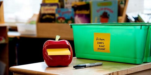 موزع ملاحظات منبثق من Post-it، وموزع على شكل تفاحة، وملاحظات منبثقة فائقة الالتصاق من Post-it، مقاس 3×3 بوصة، وسادة/عبوة واحدة (APL-330) in Kuwait