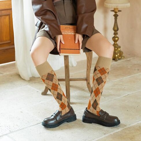 جوارب طويلة للركبة للسيدات والفتيات باللون الأخضر والأسود والأزرق الداكن والكاكي والقهوة العتيقة جوارب Argyle المبتكرة in Kuwait