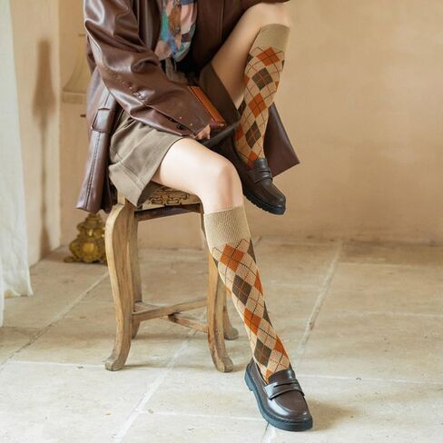 جوارب طويلة للركبة للسيدات والفتيات باللون الأخضر والأسود والأزرق الداكن والكاكي والقهوة العتيقة جوارب Argyle المبتكرة in Kuwait