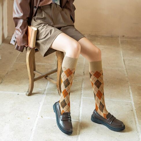 جوارب طويلة للركبة للسيدات والفتيات باللون الأخضر والأسود والأزرق الداكن والكاكي والقهوة العتيقة جوارب Argyle المبتكرة in Kuwait