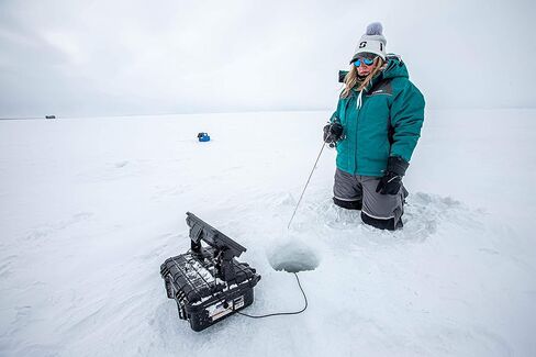مريلة لصيد الأسماك على الجليد من Striker متينة قابلة للتنفس ومقاومة للماء في الهواء الطلق مع تقنية التعويم Sureflote (2020) in Kuwait