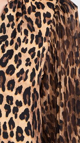 بلوزة نسائية من Alice + olivia ذات أكمام مطوية وأزرار من Ilan in Kuwait