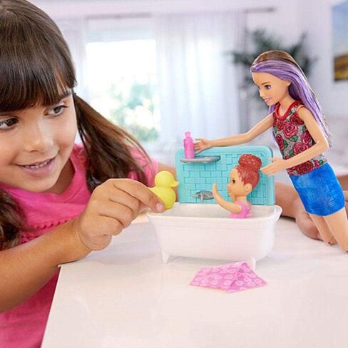 Barbie Skipper Babysitters Inc. Playset with Bathtub, Babysitting Skipper Doll and Small Toddler Doll with Button to Move Arms and Splash, Plus Themed Accessories, Gift for 3 to 7 Year Olds​​​​ in Saudi Arabia