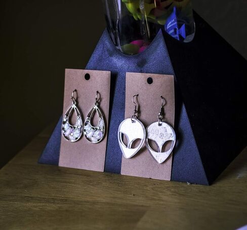 مجموعة من 200 بطاقة أقراط من باستيكس لعرض المجوهرات. تغليف علامات القرط للبيع في المتاجر وعروض البوتيك والمزيد. مقاس 2 × 3.5 بوصة. حامل من الورق المقوى السائب للأقراط المعلقة in Kuwait