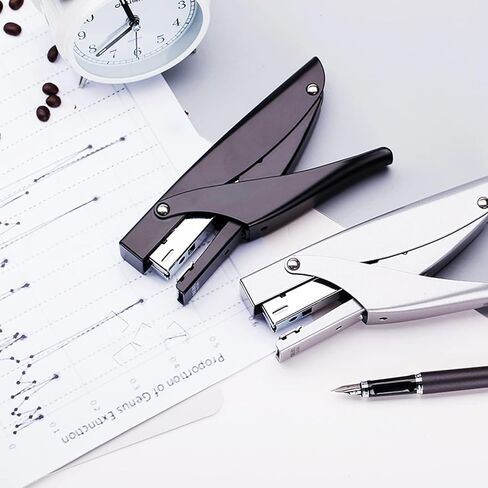 دباسة ذات زرادية معدنية من ديلي، دباسة يدوية قوية توفر الجهد بسعة 20 ورقة، سهلة التحميل وتصميم خالٍ من المربى، سوداء in Kuwait