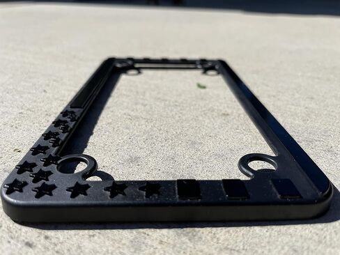 إطار لوحة ترخيص العلم الأمريكي للدراجات النارية من TACTILIAN - علم الولايات المتحدة الأمريكية منقوش ثلاثي الأبعاد باللون اللامع على لمسة نهائية سوداء غير لامعة للدراجات النارية، سكوتي، هارلي in Saudi Arabia