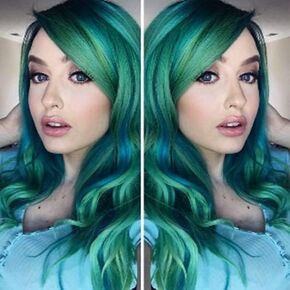 RicHyun Green Wig Womens Long Curly Wavy Green Wig Body Wave Side Part Synthetic Hair Full Wig for Daily Party Cosplay Halloween in Kuwait