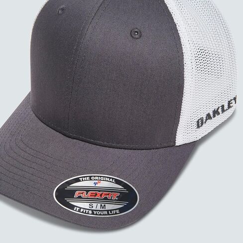 Oakley Standard Golf Cresting Trucker Hat in Kuwait