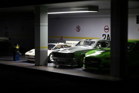 1/24 Scale Die-cast Car Garage Display Case with Clear Acrylic Cover and LED Lighting for 4 Parking Space (1:24-4 Parking 2A) in Saudi Arabia