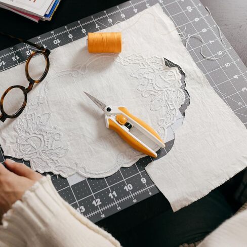 مقص Fiskars ذو الطرف الصغير بمساعدة الزنبرك، شفرات من الفولاذ المقاوم للصدأ ذات قطع دقيق، مقبض مريح، قطع التفاصيل في القماش، مقص الخياطة وأدوات الفنون والحرف اليدوية in Saudi Arabia