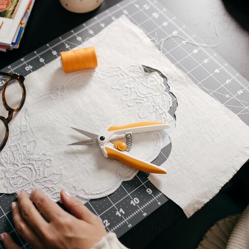 مقص Fiskars ذو الطرف الصغير بمساعدة الزنبرك، شفرات من الفولاذ المقاوم للصدأ ذات قطع دقيق، مقبض مريح، قطع التفاصيل في القماش، مقص الخياطة وأدوات الفنون والحرف اليدوية in Saudi Arabia