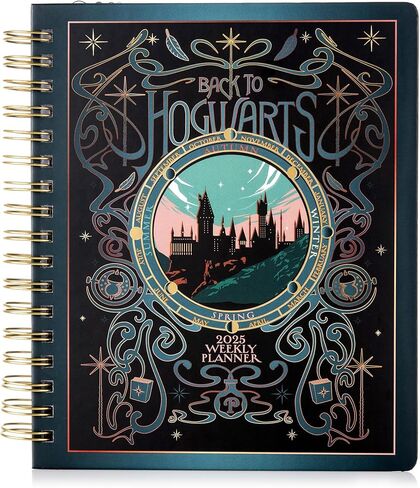 مجلة Conquest Journal Harry Potter Magical Moments 2025 مخطط أسبوعي مؤرخ، تنسيق عمودي، غطاء ملفوف للوحة الكتاب، ملزمة حلزونية، 4 أوراق ملصقات، جيب، حزام إغلاق مرن، إشارة مرجعية، 7.25 بوصة × 9 بوصة، بضائع عالم السحرة المرخصة رسميًا in Kuwait