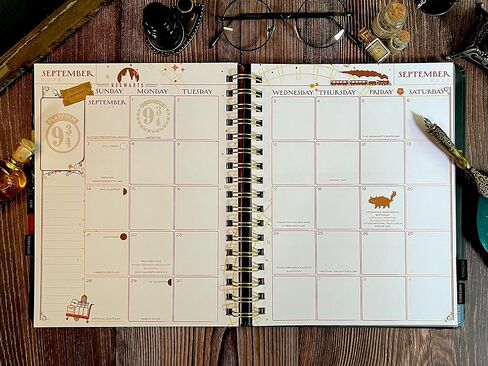 مجلة Conquest Journal Harry Potter Magical Moments 2025 مخطط أسبوعي مؤرخ، تنسيق عمودي، غطاء ملفوف للوحة الكتاب، ملزمة حلزونية، 4 أوراق ملصقات، جيب، حزام إغلاق مرن، إشارة مرجعية، 7.25 بوصة × 9 بوصة، بضائع عالم السحرة المرخصة رسميًا in Kuwait