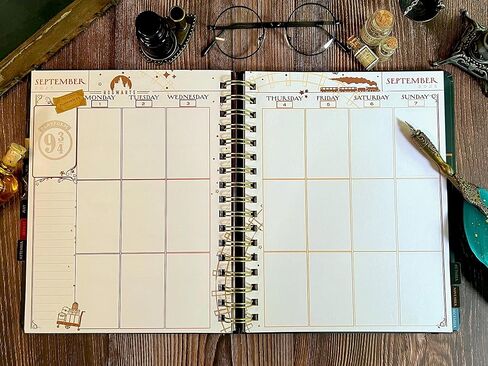 مجلة Conquest Journal Harry Potter Magical Moments 2025 مخطط أسبوعي مؤرخ، تنسيق عمودي، غطاء ملفوف للوحة الكتاب، ملزمة حلزونية، 4 أوراق ملصقات، جيب، حزام إغلاق مرن، إشارة مرجعية، 7.25 بوصة × 9 بوصة، بضائع عالم السحرة المرخصة رسميًا in Kuwait