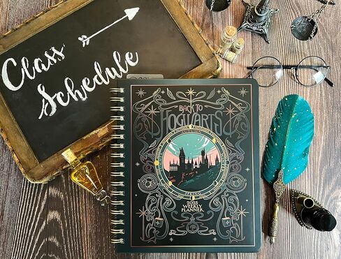 مجلة Conquest Journal Harry Potter Magical Moments 2025 مخطط أسبوعي مؤرخ، تنسيق عمودي، غطاء ملفوف للوحة الكتاب، ملزمة حلزونية، 4 أوراق ملصقات، جيب، حزام إغلاق مرن، إشارة مرجعية، 7.25 بوصة × 9 بوصة، بضائع عالم السحرة المرخصة رسميًا in Kuwait