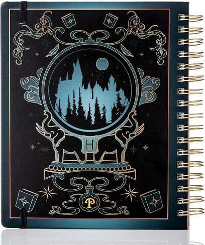 مجلة Conquest Journal Harry Potter Magical Moments 2025 مخطط أسبوعي مؤرخ، تنسيق عمودي، غطاء ملفوف للوحة الكتاب، ملزمة حلزونية، 4 أوراق ملصقات، جيب، حزام إغلاق مرن، إشارة مرجعية، 7.25 بوصة × 9 بوصة، بضائع عالم السحرة المرخصة رسميًا in Kuwait