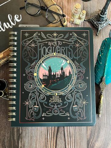 مجلة Conquest Journal Harry Potter Magical Moments 2025 مخطط أسبوعي مؤرخ، تنسيق عمودي، غطاء ملفوف للوحة الكتاب، ملزمة حلزونية، 4 أوراق ملصقات، جيب، حزام إغلاق مرن، إشارة مرجعية، 7.25 بوصة × 9 بوصة، بضائع عالم السحرة المرخصة رسميًا in Kuwait