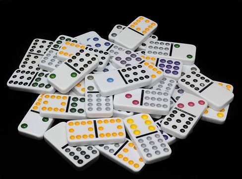 مجموعة دومينو مزدوجة فاخرة مكونة من 12 قطعة في علبة متينة - لعبة كلاسيكية مع الأصدقاء والعائلة in Kuwait