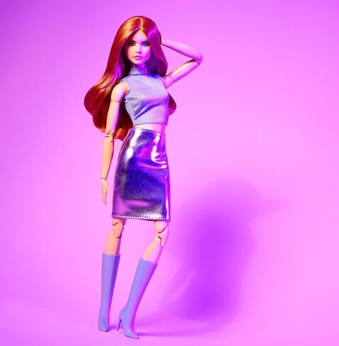دمية Barbie Looks، رقم 20 القابلة للتجميع، ذات الشعر الأحمر وأزياء Y2K الحديثة، وقميص أرجواني وتنورة من الجلد الصناعي مع حذاء يصل إلى الركبة in Saudi Arabia