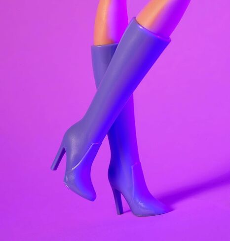 دمية Barbie Looks، رقم 20 القابلة للتجميع، ذات الشعر الأحمر وأزياء Y2K الحديثة، وقميص أرجواني وتنورة من الجلد الصناعي مع حذاء يصل إلى الركبة in Saudi Arabia