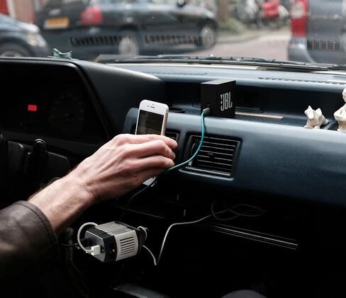 محول طاقة موجة جيبية معدلة بقدرة 100 وات مُصنف مع قوة زيادة 300 وات مع مخرج USB مزدوج وقابس ولاعة سجائر قابل للتعديل (فضي) in Kuwait