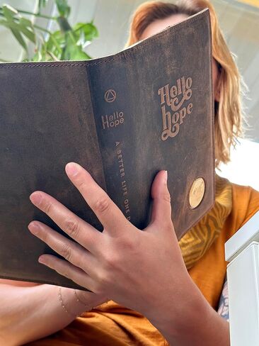 غطاء كتاب كبير من الجلد الطبيعي AA مدمنو الكحول المجهولون وحامل ميدالية (يوم واحد) in Saudi Arabia