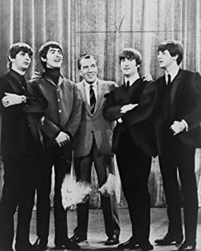 صورة عام 1964 لإد سوليفان وفرقة البيتلز، الذين سيعودون إلى عرضنا في سبتمبر، 1965 لإد سوليفان (في الوسط) يقف مع فرقة البيتلز على المسرح. صورة عتيقة مقاس 8 × 10 - جاهزة للتأطير in Saudi Arabia